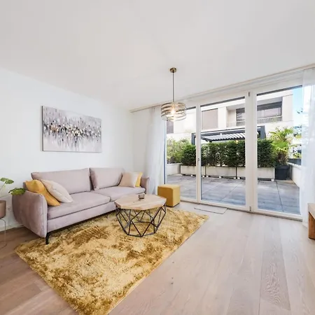 Modern 1 Bedroom In Center By Guestlee *
